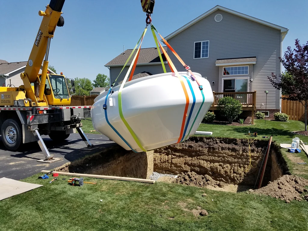 Coque polyester blanche déposée à la grue dans un jardin